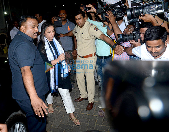 farhan akhtar and his mother saroj khan ritesh sidhwani and farah khan snapped at anil kapoors house6 5