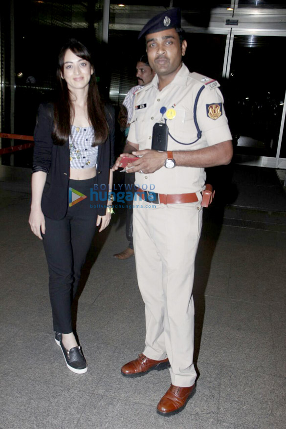 hrithik roshan ameesha patel and others snapped at the airport 007 1