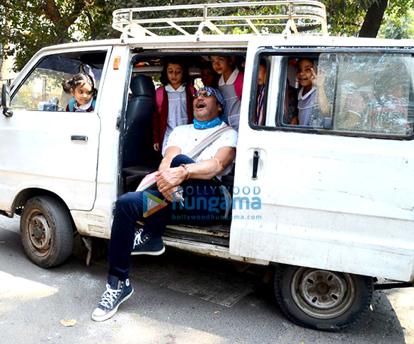 jackie shroff poses with school children in bandra 2