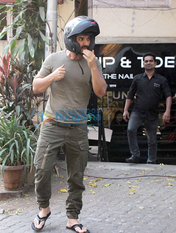 john abraham spotted at tip and toe 4