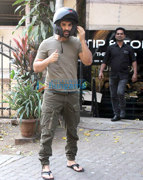 john abraham spotted at tip and toe 5