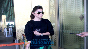 Kanika Kapoor snapped at the airport