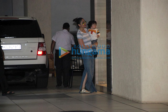 kareena kapoor khan and her son taimur ali khan snapped in mumbai 4