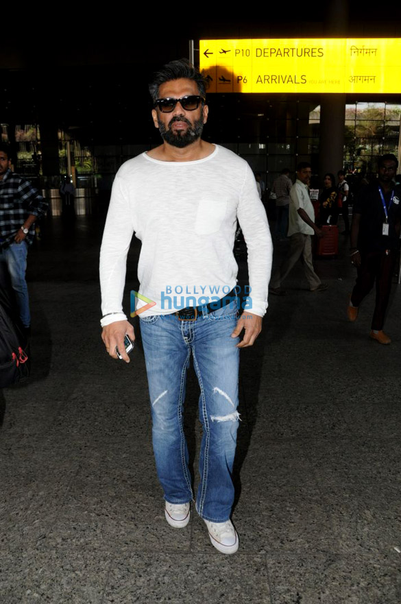 kriti sanon shilpa shetty malaika arora and others snapped at the airport 16