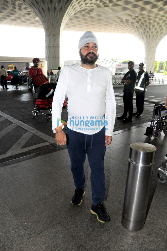 kriti sanon and daler mehndi snapped at the airport 4