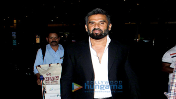 Kriti Saonon and Suniel Shetty snapped at the airport last night