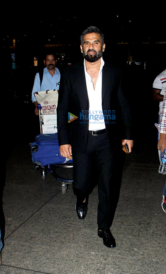 kriti saonon and suniel shetty snapped at the airport last night 2