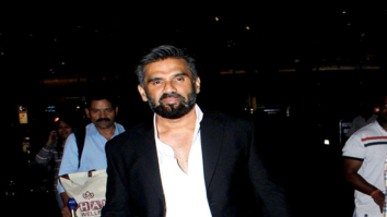 Kriti Saonon and Suniel Shetty snapped at the airport last night
