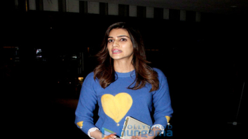 Kriti Saonon and Suniel Shetty snapped at the airport last night