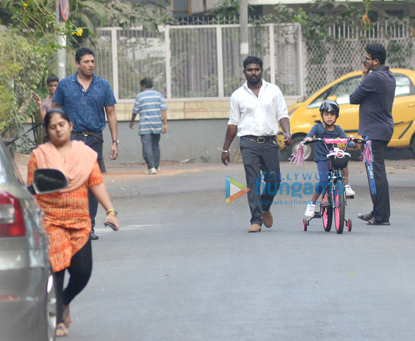 mahesh bhupathi snapped with his daughter in bandr 2