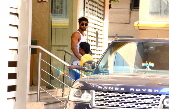 Ranbir Kapoor spotted after dance rehearsal in Khar Ranbir Kapoor spotted after dance rehearsal in Khar
