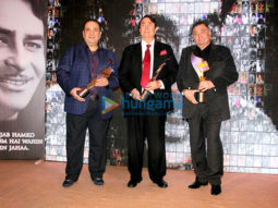 Randhir Kapoor, Rishi Kapoor & Rajiv Kapoor receive Raj Kapoor’s award