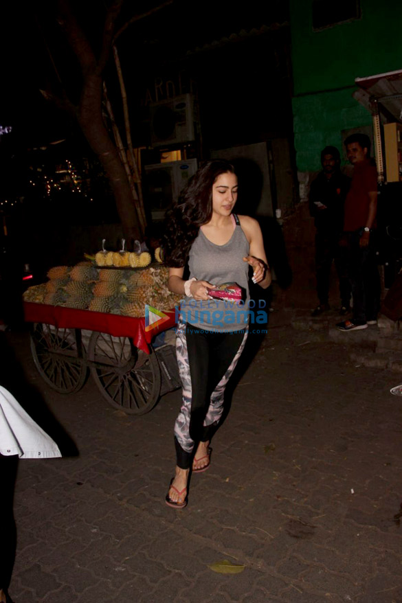 sara ali khan spotted at the kitchen garden in bandra 005
