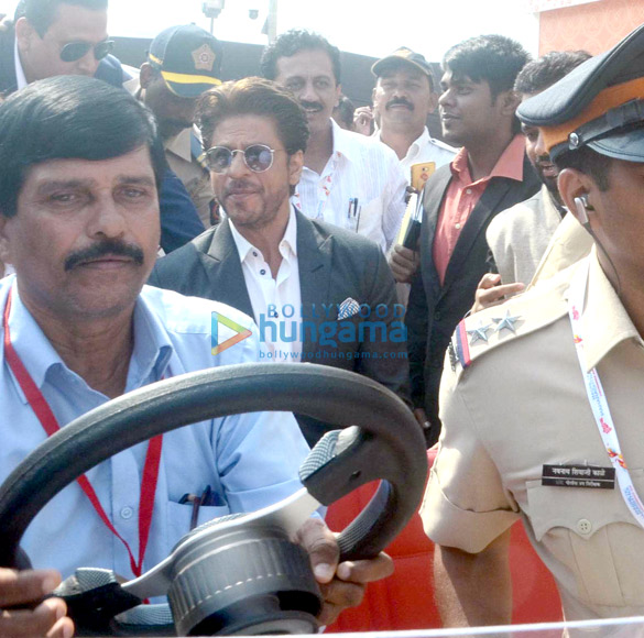 shah rukh khan attends magnetic maharashtra seminar at bkc mmrda ground 5