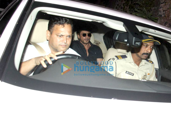 shah rukh khan spotted at dilip kumars residence 1