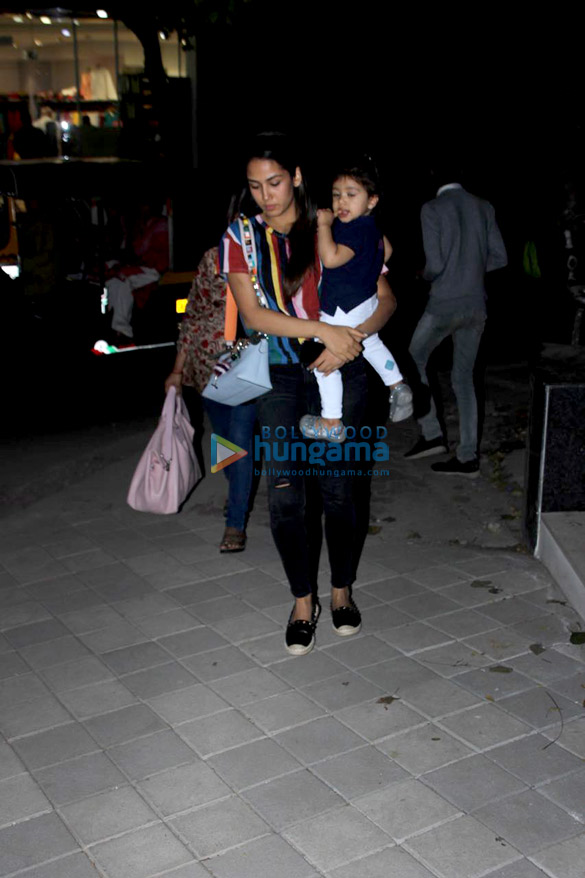 shahid kapoors wife mira rajput snapped at their daughter mishas school 6