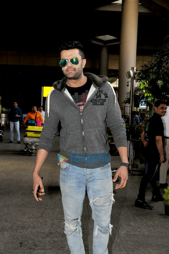 shilpa shetty raj kundra and others snapped at the airport 12