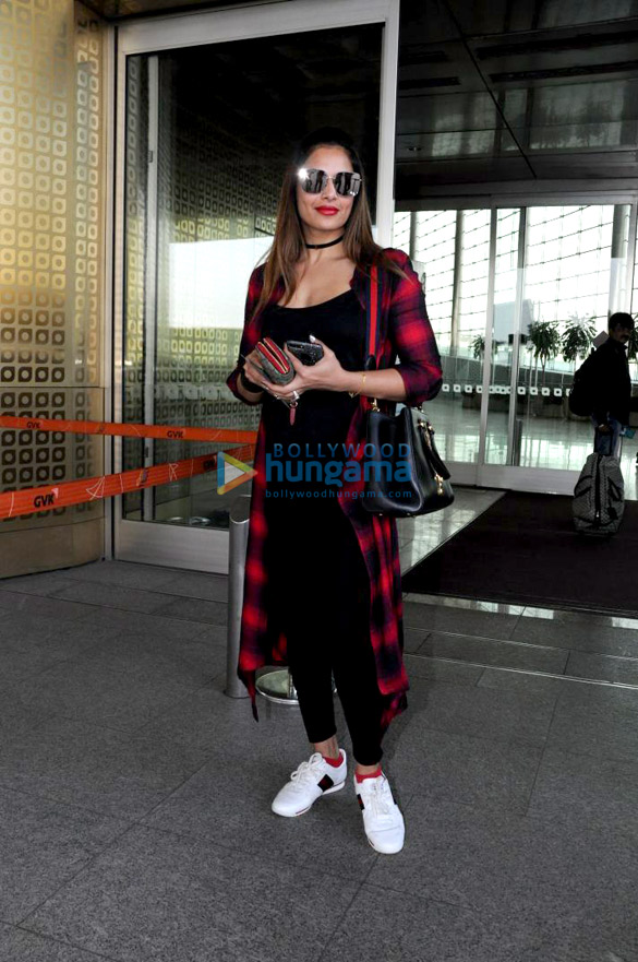 shilpa shetty raj kundra and others snapped at the airport 14