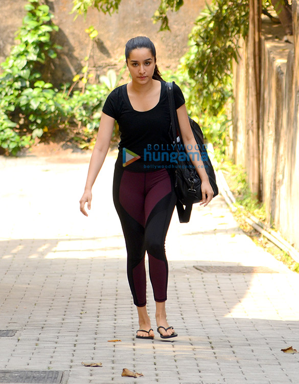 shraddha kapoor spotted after workout outside her gym 2