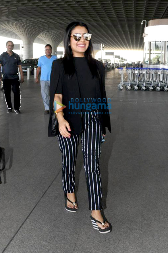 shruti haasan and neha kakkar snapped at the airport 4