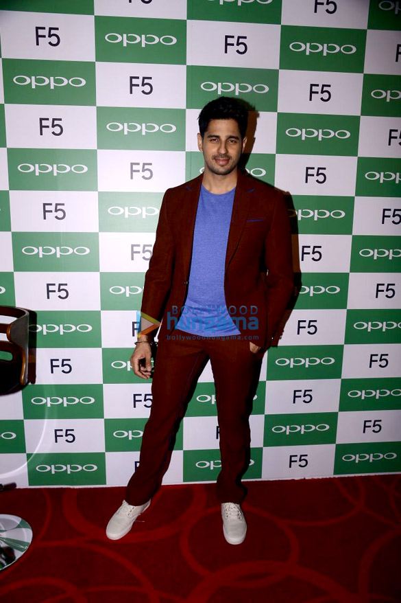 sidharth malhotra graces the launch of the oppo f5 phone 4