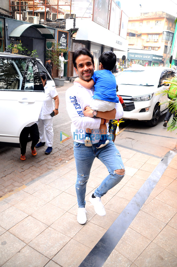 tusshar kapoor spotted at his sons school in bandra 4