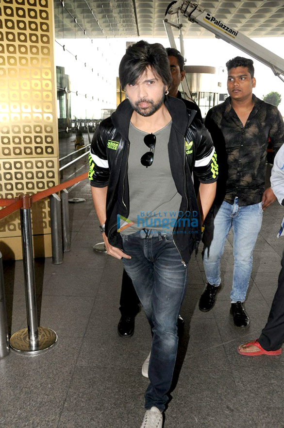 twinkle khanna and himesh reshammiya snapped at the airport 2