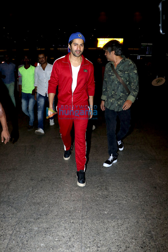 Varun Dhawan, Abhishek Bachchan, Aishwarya Rai Bachchan, Kangana Ranaut and others snapped at the airport Varun Dhawan, Abhishek Bachchan, Aishwarya Rai Bachchan, Kangana Ranaut and others snapped at the airport