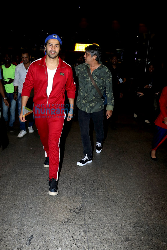 varun dhawan snapped at the airport 3 3