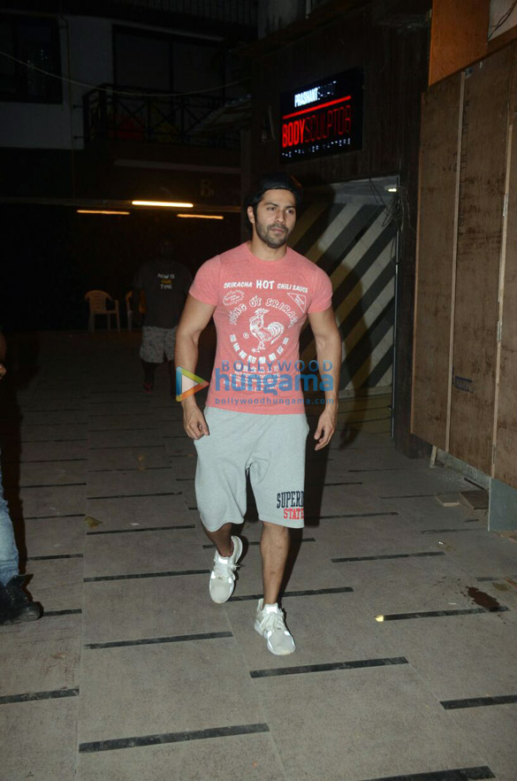 varun dhawan snapped at the gym in juhu 1