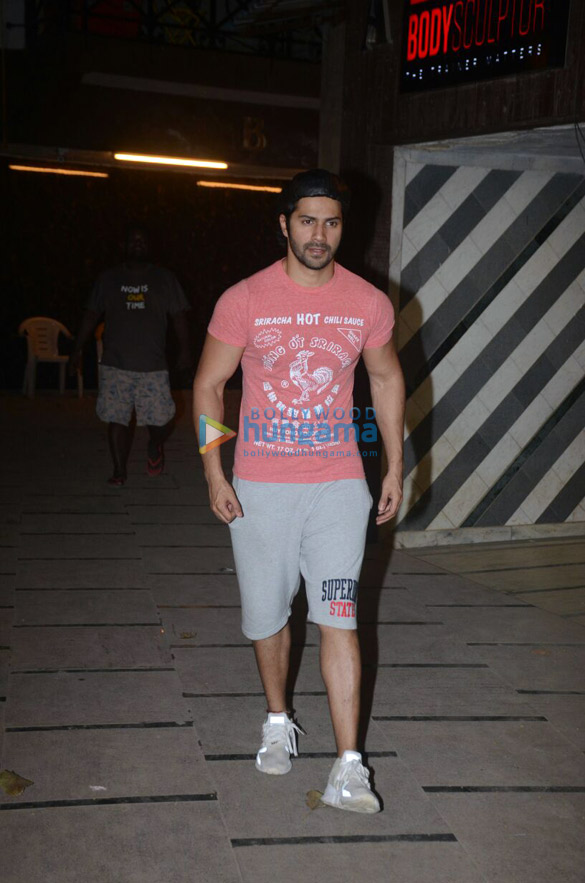 varun dhawan snapped at the gym in juhu 4
