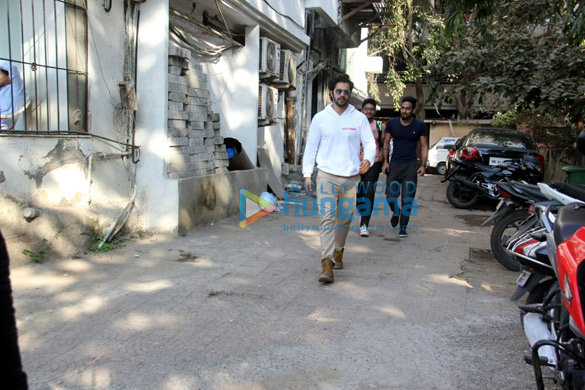 varun dhawan snapped outside shoojit sircars office in juhu 3