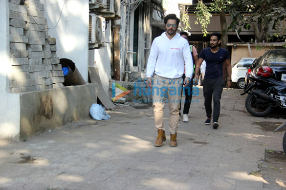 Varun Dhawan snapped outside Shoojit Sircar’s office in Juhu Varun Dhawan snapped outside Shoojit Sircar’s office in Juhu