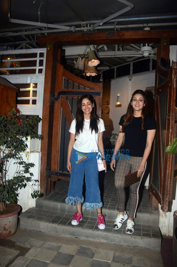 yami gautam snapped with her sister in juhu 1