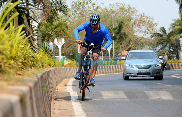 amit sadh spotted on a cycle at carter road in bandra 3