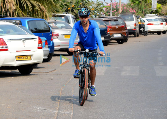 amit sadh spotted on a cycle at carter road in bandra 5