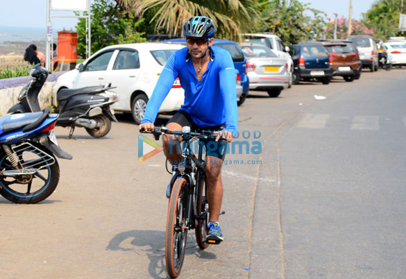 amit sadh spotted on a cycle at carter road in bandra 6