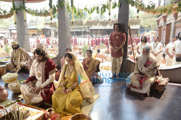 Amitabh Bachchan shares his intense looks as he begins shooting for Chiranjeevi's Sye Raa Narasimha Reddy Amitabh Bachchan shares his intense looks as he begins shooting for Chiranjeevi's Sye Raa Narasimha Reddy