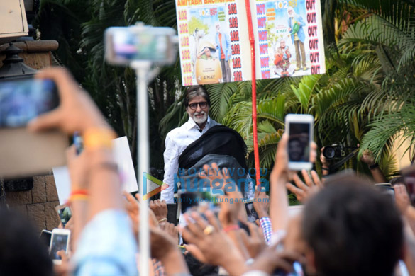 amitabh bachchan snapped meeting fans 1