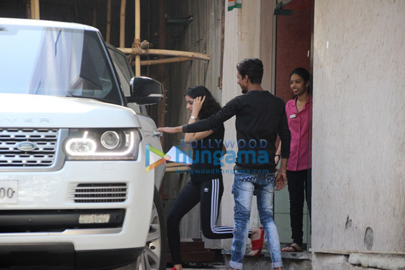 amitabh bachchans granddaughter navya naveli nanda snapped at the clinic 3