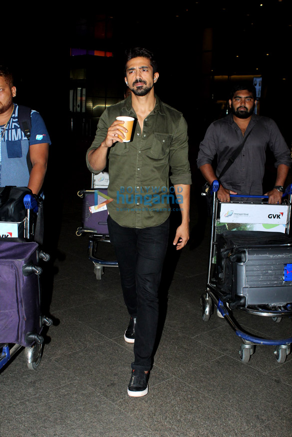 anil kapoor yami gautam and others snapped at the airport 4 2