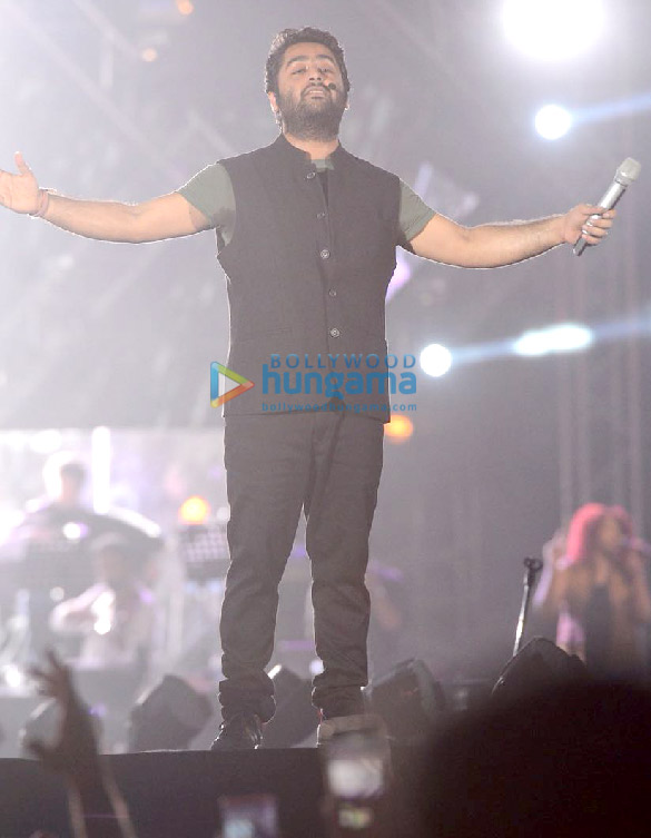 arijit singh gives an electrifying performance at his concert 5