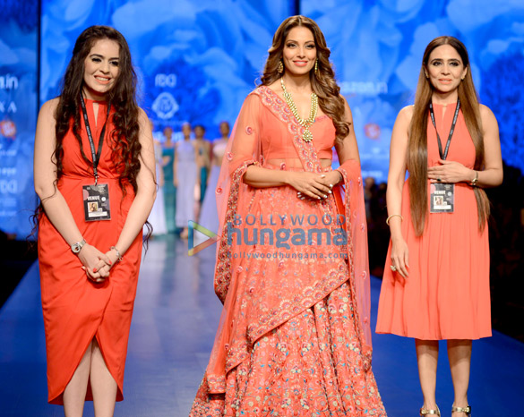 bipasha basu snapped walking the ramp for designer karishma deepa sondhi at the amazon fashion week 3