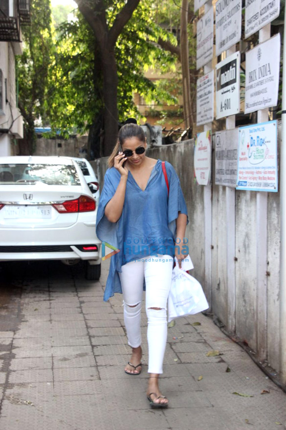 bipasha basu spotted after a clinic session in bandra 2