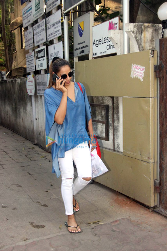 bipasha basu spotted after a clinic session in bandra 4