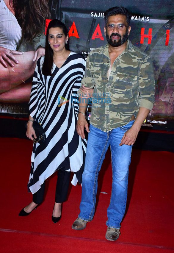 celebs attend the premiere of baaghi 2 14