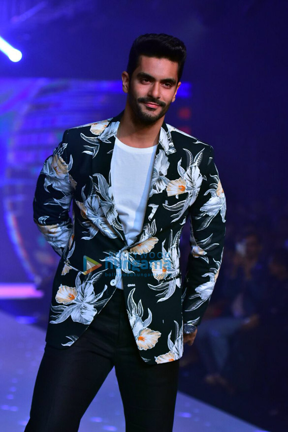 celebs walk the ramp at the bombay times fashion week8 3