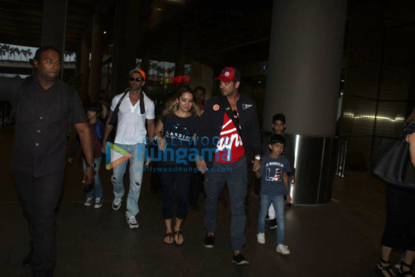 hrithik roshan and zayed khan snapped at the airport 3