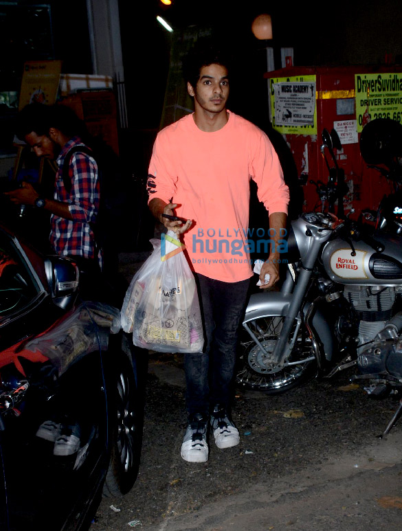ishaan khatter snapped in juhu 5