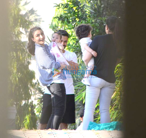 kareena kapoor khan soha ali khan and kunal khemu snapped with their kids 2